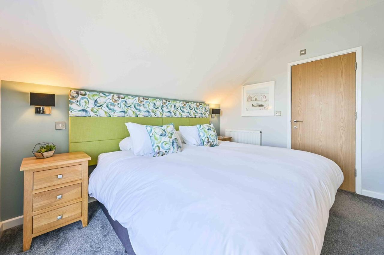 Snug House, Sleeps 12 With Hot Tub On Retallack Resort St Columb Major Exterior photo